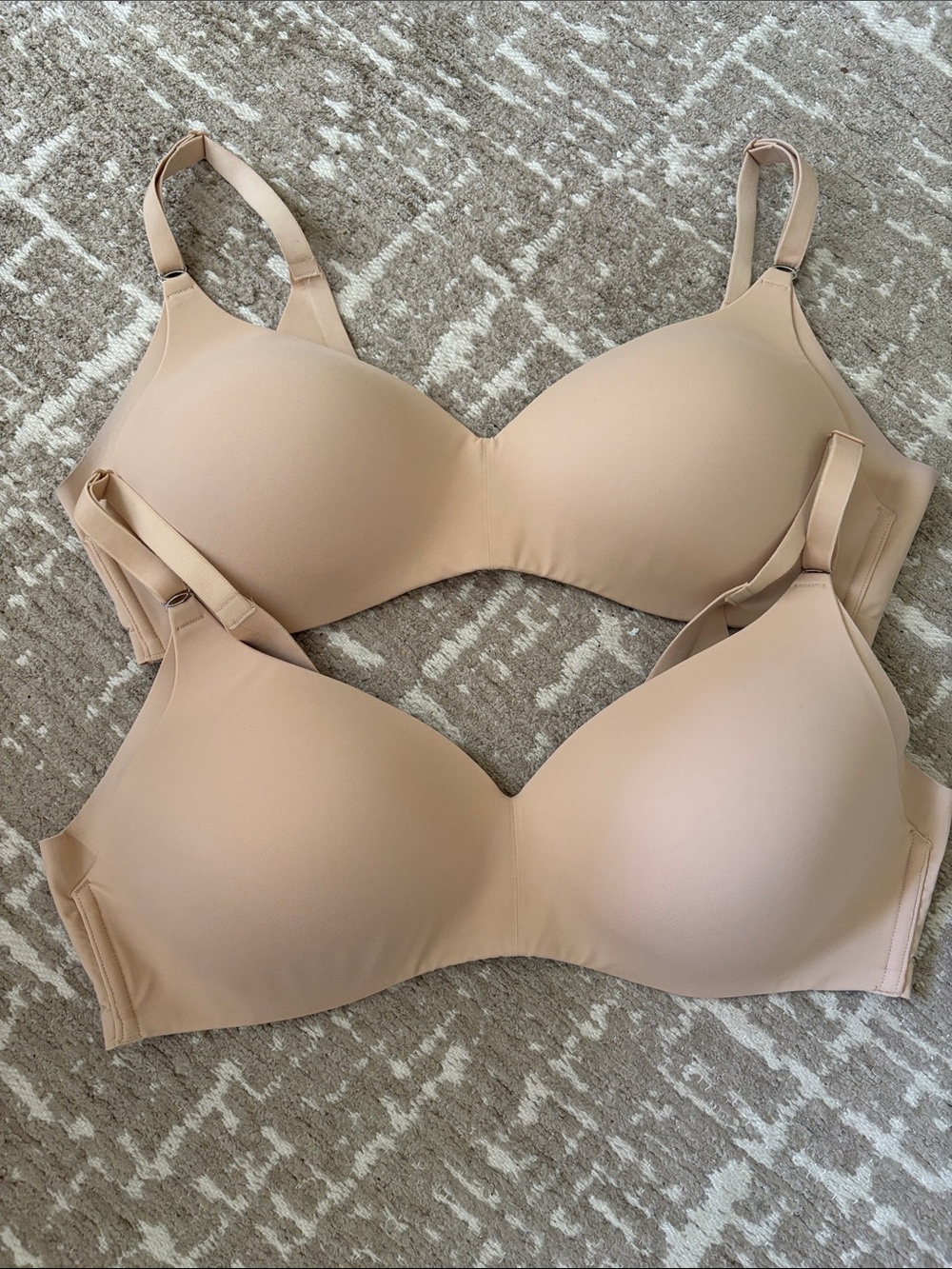 NEW LISTING La Vie En Rose Sleekback Wireless Lightly Lined Bras